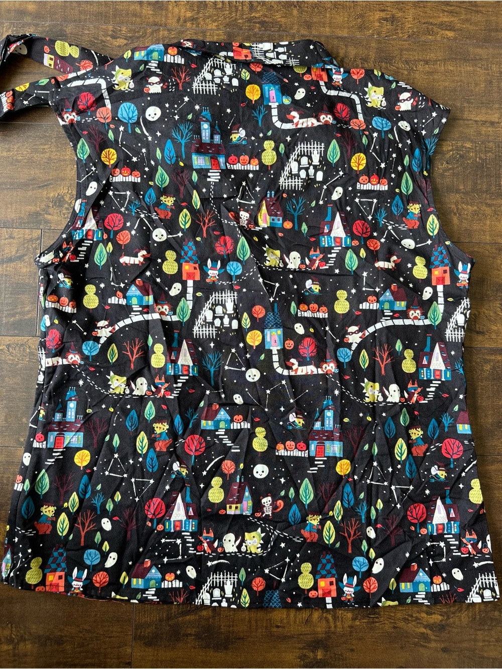 Retrolicious Black Sleeveless Collared Top with Halloween Print - Picture 2 of 9